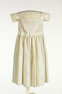 Önde ve kollarda Ayrshire dikişli erkek bebek vaftiz elbisesi, c.1850 (pamuk) by Scottish School