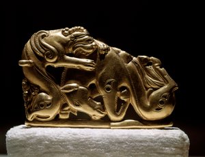 Art Scythian (İskit veya İskit uygarlığı): Bir ata saldıran bir grifonu betimleyen altın kuşak fibule. Chiliktin