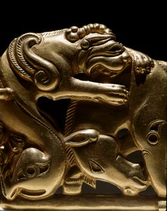 Art Scythian (İskit uygarlığı): Bir ata saldıran bir grifonu betimleyen altın kuşak fibulü, detay. Chiliktin