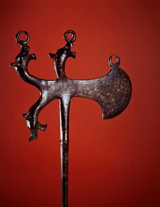 Hayvan başlarıyla süslenmiş balta biçimli iğne (bronz)