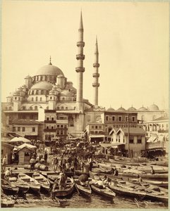 Boğaziçi kıyısındaki Santa Sophia camii ve balıkçı tekneleri, İstanbul, 1890 dolayları (s/b fotoğraf) by Sebah and Joaillier