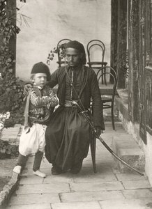 Arap kawass (Osmanlı muhafızı), Kudüs'ün Judea Bölgesi'ndeki bir evin bahçesinde genç bir çocukla, 1867