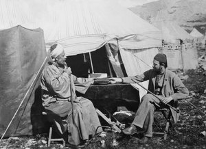 Yakub es Shellaby, Yüzbaşı C. Warren'a York Başpiskoposu için Samiriyeli dualarının bir kitabını sunarken, Samiriye Bölgesi, Filistin, 1867