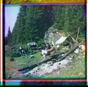 Sergei Prokudin-Gorskii ve diğerleri bir kamp alanında oturuyorlar, Chusovala Nehri, Ural Dağları, Rusya by Sergei Mikhailovich Prokudin Gorskii