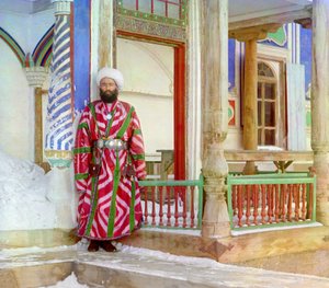 Resmi kıyafetli Buhara Emirliği bakanı, c. 1910 (fotoğraf)
