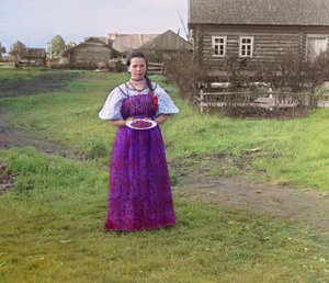 Bir tabakta çilekli kız, Rus İmparatorluğu, 'Mariinskii Kanalı ve nehir sistemi boyunca manzaralar', 1909 by Sergey Prokudin Gorsky