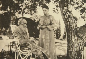 Rus yazar Leo Tolstoy ve eşi Sophia, Karadeniz kıyısında, Kırım, Rusya, 1902