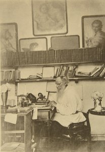 Rus yazar Leo Tolstoy iş başında, 1890