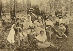 Rus yazar Leo Tolstoy misafirleri ile birlikte, Yasnaya Polyana, Tula yakınlarında, Rusya, 1895.