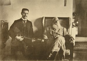 Rus yazar Leo Tolstoy, balalayka oyuncusu Boris Troyanovsky ile birlikte, Rusya, 1909 by Sophia Andreevna Tolstaya