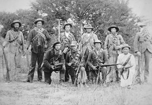 Alman Mauser tüfeği Model 1895 ile silahlanmış Boer komandoları (s/b fotoğraf)