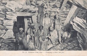 Yerin 600 fit altına kereste direkleri yerleştiren madenciler, Robinson Altın Madeni, Güney Afrika (s/b fotoğraf) by South African Photographer