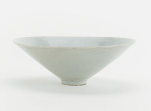 Anka kuşu ve çiçeklerden kalıplanmış tasarımlı kase, c.1200 (seramik)