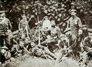 3. Carlist Savaşı (1872-1876): İspanya tahtına hak iddia eden Charles de Bourbon (1848-1909) (Carlos Maria de Borbon y Avusturya-Este veya Charles VII), Madrid Dükü, savunucuları tarafından çevrili. 1872-1876 dolaylarında fotoğraf