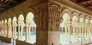 İsa ve Emmaus Hacısı, manastırın bir köşe direğinden kabartma by Spanish School
