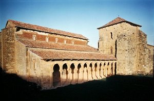 913 yılında kurulan San Miguel de Escalada Kilisesi by Spanish School