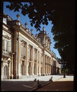 Granja de San Ildefonso Kraliyet Sarayı'nın cephesi, İspanya krallarının yazlık ikametgahı by Spanish School