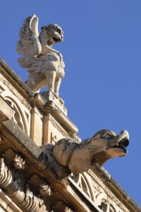 Gargoyle ve akroter, dıştan detay by Spanish School