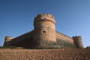 Aşağıdan Üç Köşe kuleleri ve çevre duvarları by Spanish School