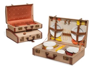 İki bavul ve bir piknik sepeti, Loewe, 20. yüzyılın ortaları (tuval, deri, pirinç ve plastik) by Spanish School