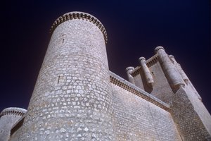 Aşağıdan bir davul kulesinin ve kalenin görünümü by Spanish School