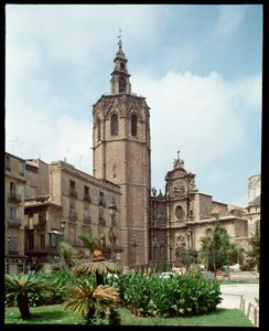 Valencia (Valencia) katedralinin Micalet (Miquelet veya El Miguelete) çan kulesinin görünümü 1381-1429 İspanya by Spanish School