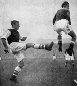 Arsenal - Chelsea futbol maçından aksiyon, c1936-c1944