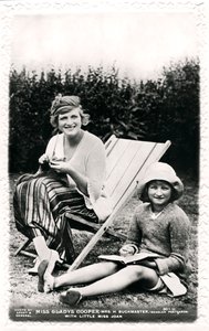 Gladys Cooper 1888-1971, İngiliz aktris, kızı Joan ile birlikte, 20. yüzyılın başlarında.