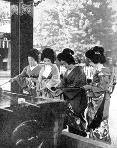 Bir tapınağa girmeden önce ellerini yıkayan Japon kadınlar, 1936.