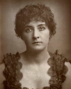 Julia Gwynne, İngiliz opera sanatçısı ve oyuncu, 1884