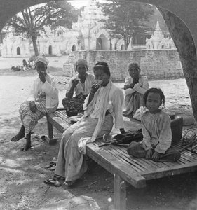 Sosyal bir kahve içeceği, Mandalay, Burma, 1908. by Stereo Travel Co