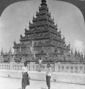 Arakan Pagodası, Mandalay, Burma, 1908. by Stereo Travel Co