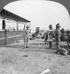 İngiliz subay ve yerli askerler, Bhamo, Burma, 1908 by Stereo Travel Co