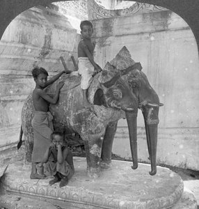 Bir sığınağı koruyan üç başlı fil, Arakan Pagodası, Mandalay, Burma, 1908.