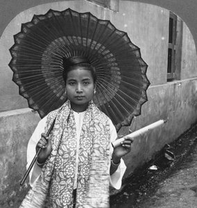 Büyük bir puro tutan genç Birmanyalı kadın, Rangoon, Burma, 1908