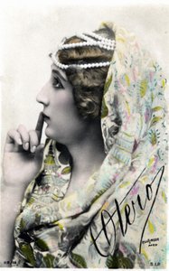 Güzel Otero, 20. yüzyılın başlarında kartpostal. (Fotoğraf) by Studio Reutlinger
