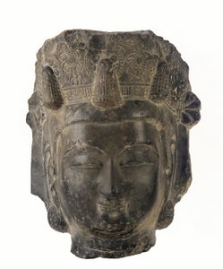 Bir bodhisattva başı, 581-618 (koyu gri kireçtaşı)