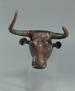 Kraliyet Sümerce yazıtlı bir boğa başı, bir mobilya parçası veya bir arp için binek, Telloh (antik Girsu) Erken Hanedan Dönemi, MÖ 2500-2400 dolaylarından (bakır) (ayrıca bkz. 208504)