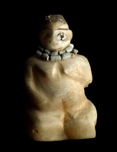 Basse Mezopotamya, Irak, Sümer sanatı: Tell es-sawwan (es Sawwan) bölgesinden diz çökmüş bir kadının albatresindeki heykelciği. M.Ö. 3000. karartmak 9,4 cm Bağdat, Ulusal Irak Müzesi - Aşağı Mezopotamya, Irak, Sümer Sanatı: kaymaktaşından diz çökmüş bir ka
