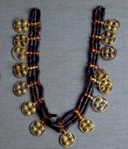 Sümer Sanatı: Düğün için kullanılan altın uçlu ve lapis lazuli boncuklu kolye. Ur bölgesinin kraliyet mezarlarından. 2600-2500 M.Ö. karartmak 41 cm Ulusal Irak Müzesi Bağdat