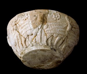 Sümer sanatı: beliers kabartmalarından oyulmuş kireçtaşı kesme. M.Ö. 3000. Dim 9 x çap 22 cm Bağdat, Ulusal Irak Müzesi by Sumerian Sumerian