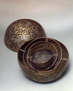 Doğu Sanatı: Suriye'den burle parfümü (yanık-parfümler) veya el ısıtıcısı (el ısıtıcısı), 15. yüzyılın sonu, 16. yüzyılın başı. Bakır alaşımlı dövülmüş mezar dekorlu, delikli, altın, gümüş ve siyah hamur kakmalı. Paris, Louvre Müzesi