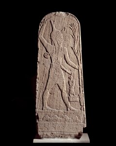 Doğu Sanatı: yıldırımdaki tanrı Baal'ın steli. (Kralı koruyan tanrı savaşçısı) MÖ 15. yüzyıl heykeli, Suriye. Paris, Louvre Müzesi