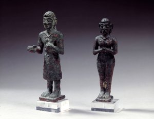 İbadet edenlerin ve tanrıçanın bronz heykelcikleri, MÖ 2300-2000 yılları arasında Suriye