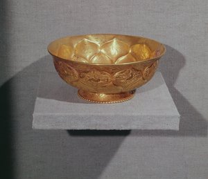 Kabartmalı lotus yapraklarıyla süslenmiş kase (altın)