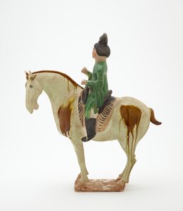 Atlı adam, Tang Hanedanlığı, c.700-750 (kurşun-silikat sırlı ve boyalı detaylara sahip toprak kap)