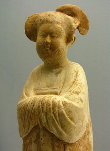 Boyalı çanak çömlek ve dore, kadın heykelcik, Tang Hanedanlığı (618-907), Şanghay Ulusal Müzesi. Fotoğraf, Leonard de Selva, Çin, 2006. by Tang Dynasty Chinese School