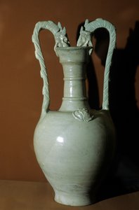 Vase hamwe na glaze yera, imikono ibiri yikiyoka, irimbishijwe indabyo muburuhukiro ku nda, 618-907 by Tang Dynasty Chinese School