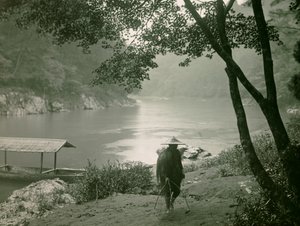 Hozu Nehri kıyısında balıkçı, Arashiyama bölgesi, Kyoto 1900 - 1915 civarı (fotoğraf) by Teijiro Takagi