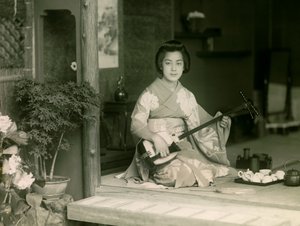 Şamisen çalan bir Japon kadının portresi 1900-1915 civarı (fotoğraf) by Teijiro Takagi